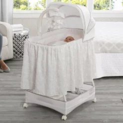 Bassinets Simmons Kids® Silent Auto Gliding Deluxe Bassinet